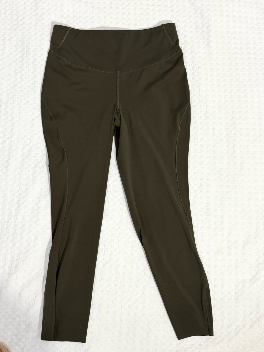 Lululemon EUC “Base Pace”  23” crop legging